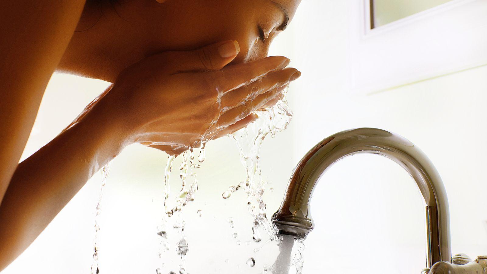 7 great ways to reduce your stress splash face with water