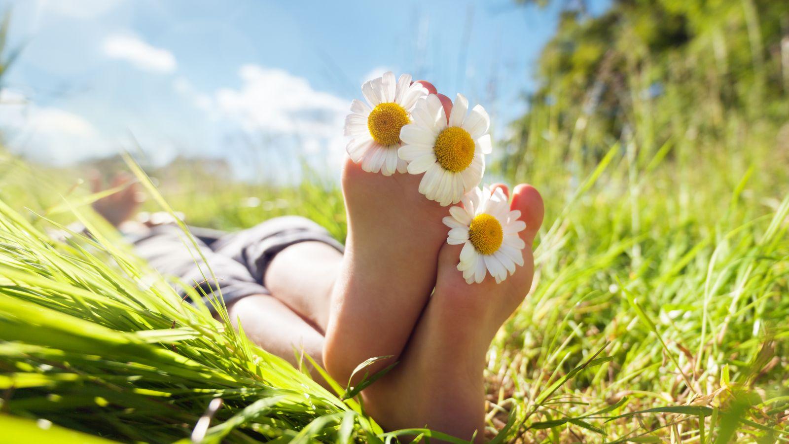 living with an underactive thyroid feet in grass