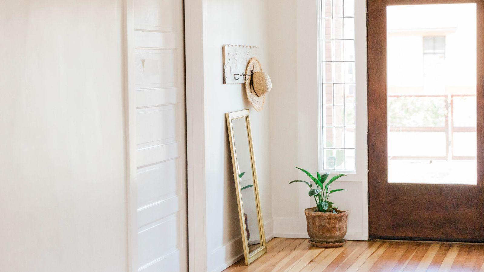 raise your home's vibration by having a clear hallway. Image of a clear hallway